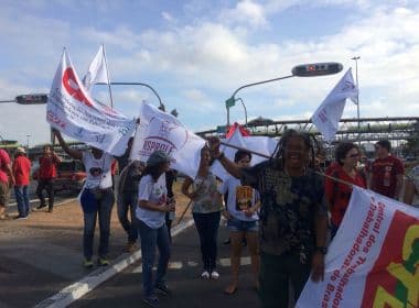 Grupo de manifestantes bloqueia trânsito em frente ao Shopping da Bahia