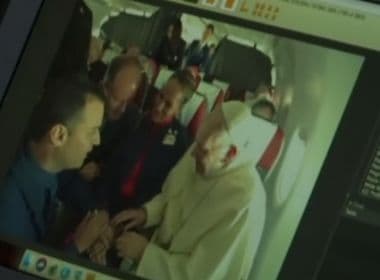 Papa Francisco realiza casamento de comissários de bordo durante vôo no Chile
