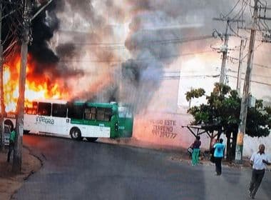 Ônibus é incendiado na entrada de Jardim Santo Inácio após morte de menina de 11 anos