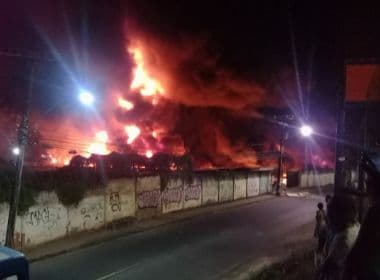 Incêndio atinge garagem da antiga BTU em Brotas; ao menos 48 ônibus foram queimados