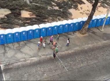 Instalação de banheiros químicos na Barra gera críticas: 'Mijódromo vai ficar famoso'