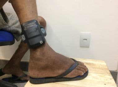 Acusado de agredir mulher e descumprir medida protetiva recebe tornozeleira eletrônica