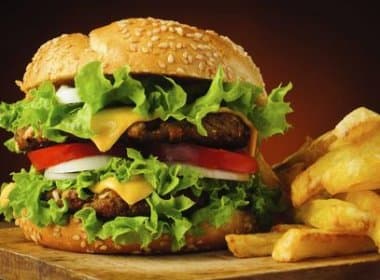 Mau humor leva ao apetite por comidas gordurosas, diz estudo