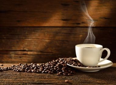 Estudos apontam que consumo de três xícaras de café por dia aumenta longevidade