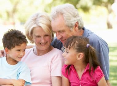 Viver Bem: Relação de avós e netos faz bem para a saúde e aumenta a longevidade