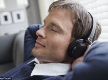 Ouvir música ajuda pacientes com lesões cerebrais a recuperar memória, afirma estudo