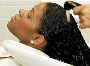 Lavar com água fria aumenta o brilho do cabelo; veja mais mitos e verdades