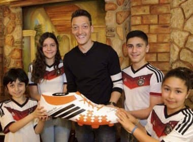 Jogador alemão doa prêmio da Copa para cirurgias de 23 crianças brasileiras