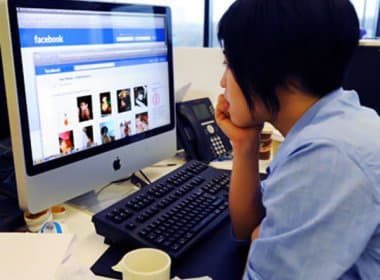Uso excessivo do Facebook deixa jovens mais infelizes, diz pesquisa