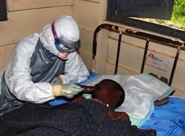 OMS diz que ebola está incontrolável na África e EUA inicia testes de vacina em humanos