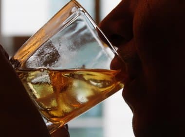 Psiquiatra questiona abstinência em tratamento de alcoolismo e critica AA