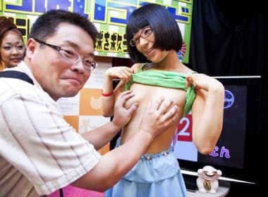 Atrizes pornô do Japão convidam fãs a tocarem em seus seios em evento contra AIDS