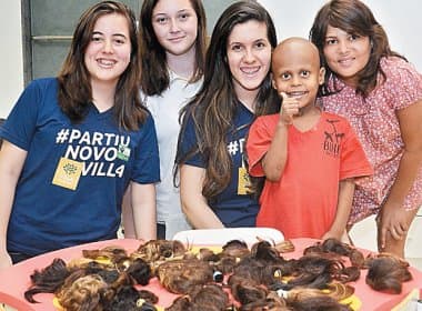 Estudantes doam cabelo para grupo de apoio a crianças com câncer
