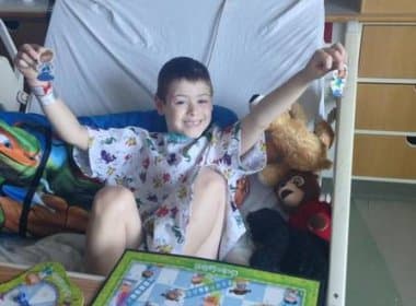Vídeo de menino pulando ao receber alta depois de enfrentar uma leucemia vira febre no youtube
