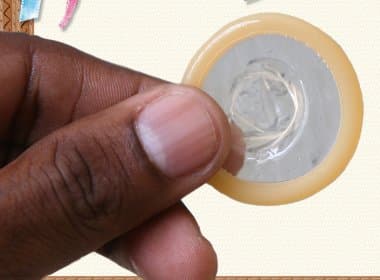 Homens de Uganda reclamam do tamanho das camisinhas e exigem preservativos maiores