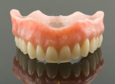 Dentista diz que ninguém deveria &#039;precisar de dentadura’