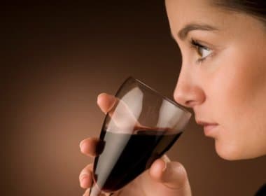 Pesquisa indica que beber álcool melhora olfato