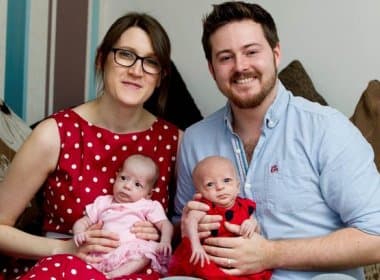 Mulher que nasceu sem útero consegue dar à luz a gêmeas depois de tratamento