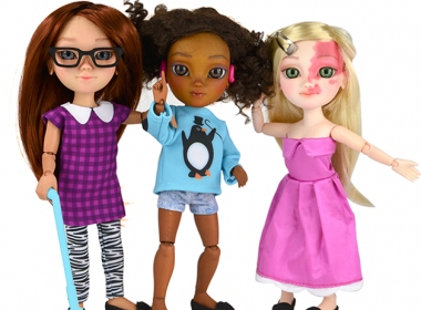Para promover inclusão, empresa cria bonecas com deficiências