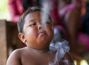  Oito anos depois, garoto indonésio que fumava 40 cigarros por dia volta a ter vida normal