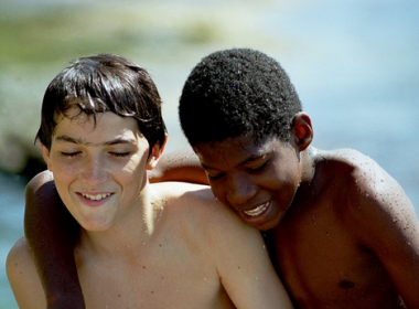 Qualidade das amizades na adolescência implica na saúde na vida adulta, diz estudo 