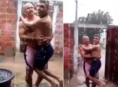 Pai leva filho com deficiência para banho de chuva e emociona internautas; assista