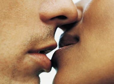 Além de zika vírus, beijo no carnaval pode transmitir HPV, herpes e outras doenças
