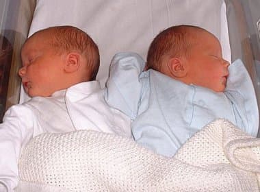 Adiamento da gravidez quase dobrou número de parto de gêmeos nos últimos quarenta anos