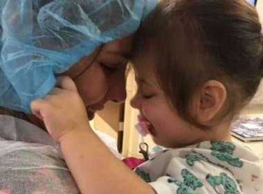 Após cirurgia nos EUA, brasileira de 2 anos enxerga mãe pela primeira vez; veja vídeo