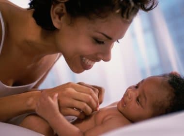 Voz materna é importante para desenvolvimento social das crianças, diz estudo