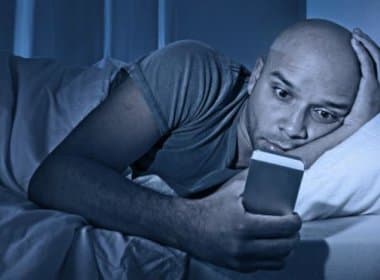 Mexer no celular antes de dormir pode causar cegueira temporária, diz estudo