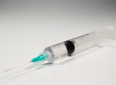 Médica atacada com seringa terá que fazer exames por um ano