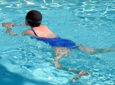 Estudo indica que natação é tão eficaz quanto caminhada no tratamento de fibromialgia