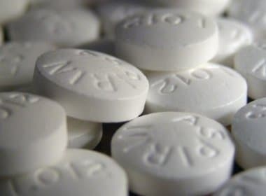 Consumo de aspirina a cada três dias reduz risco de infarto e não causa danos intestinais
