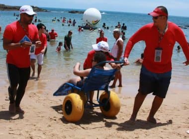 ParaPraia: Projeto promove banho de mar assistido na praia de Ondina