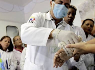 Médicos cubanos movem ações na Justiça para permanecerem no Brasil e ter salário integral