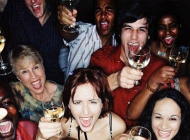 Conheça três mitos sobre o efeito causado pelo álcool nos dentes das pessoas