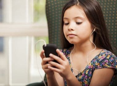 Médico pede que paciente diminua o uso do celular: ‘está adoecendo os jovens’