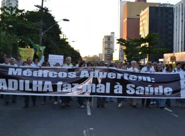 Médicos param Avenida Tancredo Neves contra medidas do governo federal