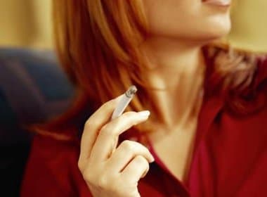 Fumar aumenta riscos de hemorragia cerebral em mulheres hipertensas