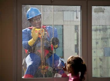 Ação leva super-heróis para limpar fachada de hospital infantil 