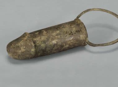 'Pênis' de bronze e plugs anais de jade são encontrados em escavações na China