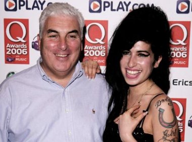 Pai de Amy Winehouse anuncia tributo à cantora 