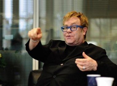 Elton John dispensa hotel e exige 'casa cercada de verde' para hospedagem no Brasil em 2013