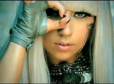 Lady Gaga revela que troca fraldas do afilhado