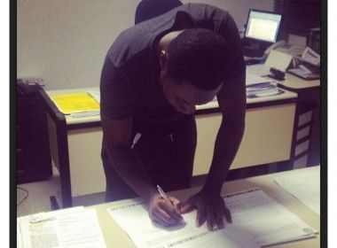 Freddy Adu assina contrato e admite: 'Muito animado'