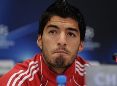 Luis Suárez nega racismo, mas pede desculpas públicas a Evra