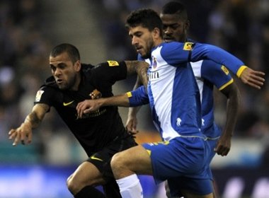 Daniel Alves é vítima de racismo na Espanha