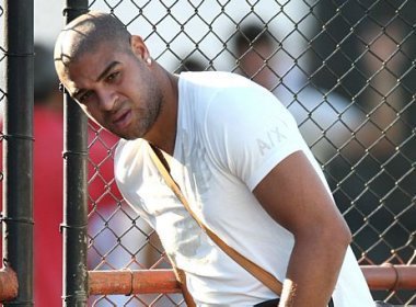 Festa na casa de Adriano no Rio acaba em confusão com vizinha
