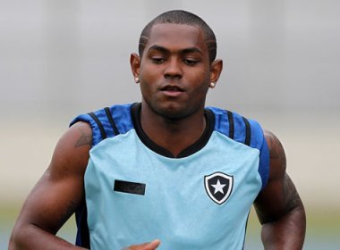 Após ser afastado, Jobson treina em separado no Botafogo